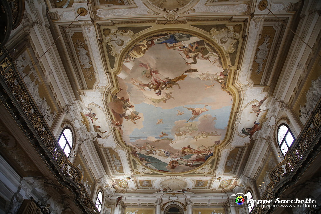 VBS_6750 - Villa Pisani - Stra (Venezia).jpg - SALONE DA BALLO  Il grandioso soffitto di questa sala fu affrescato da Giambattista Tiepolo. Tra il 1761 e il 1762 diede vita ad una cortese e contenuta allegoria della famiglia Pisani. II committente Luigi Pisani (1701-1767) viene ritratto accanto ai suoi figli: non c'è traccia di pompa ed il gruppo familiare, accompagnato dalle Virtù, trova posto tra una moltitudine di personaggi allegorici. Tra le figure principali dei gruppi che animano l'affresco troviamo: la Divina Sapienza, le Virtù, le Arti, la Pace, l'Abbondanza, la Discordia e l'Eresia, i Continenti (Europa, Africa, America, Asia), l'Italia e Venezia. 